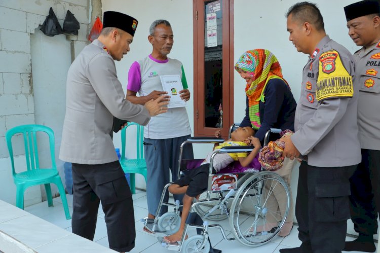 Polisi Beri Bantuan Kursi Roda untuk Penderita Celebral Palsy-Lansia di Bekasi dan Karawang