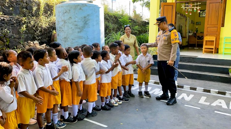 Kapolres Flotim Kunjungi TK Kemala Bhayangkari: Bangun Kedekatan Polri dengan Anak Usia Dini