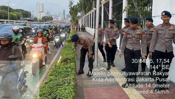 Brimob Polda Metro Sisir Sejumlah Titik Sekitar Komplek DPR/MPR