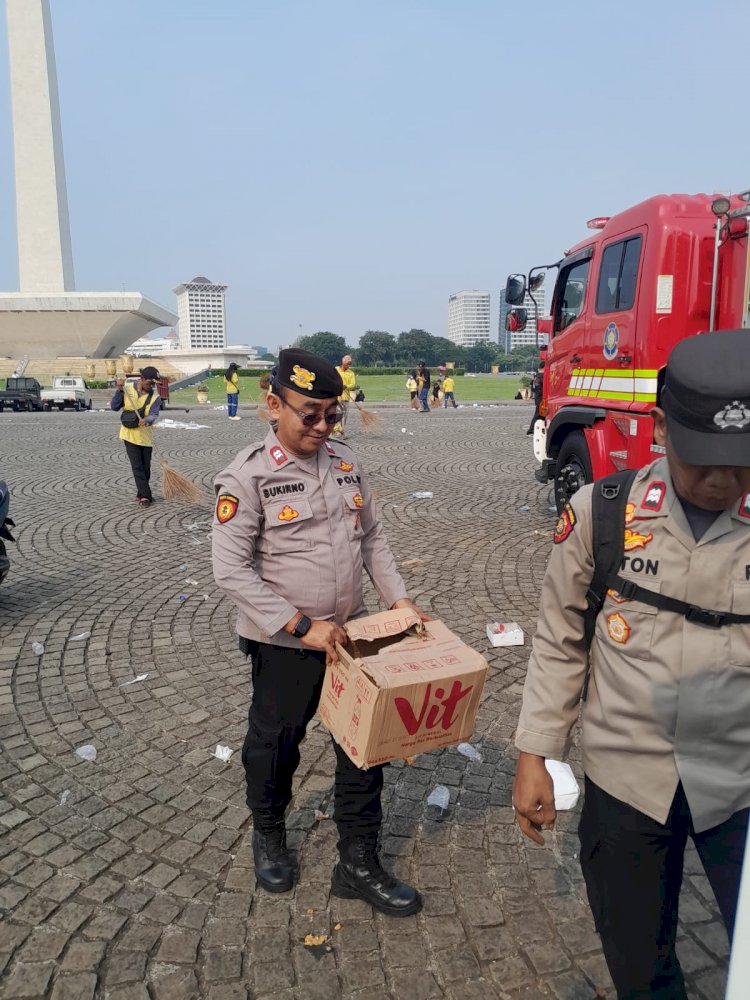 Personel Polri Sigap Bersih-bersih Kawasan Monas Usai May Day Fiesta