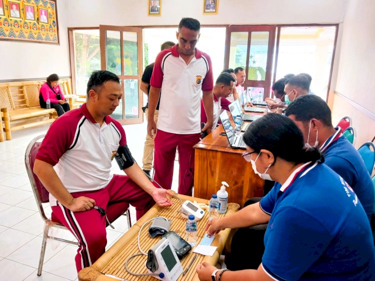 Polres Flotim Gelar Pemeriksaan Kesehatan Gratis Usai Olahraga Bersama Polri – Bhayangkari