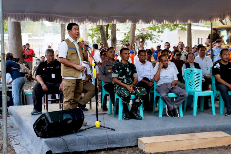 Kapolres Flores Timur Turut Dampingi Kepala BNPB Tinjau Hunian Sementara Korban Erupsi Lewotobi