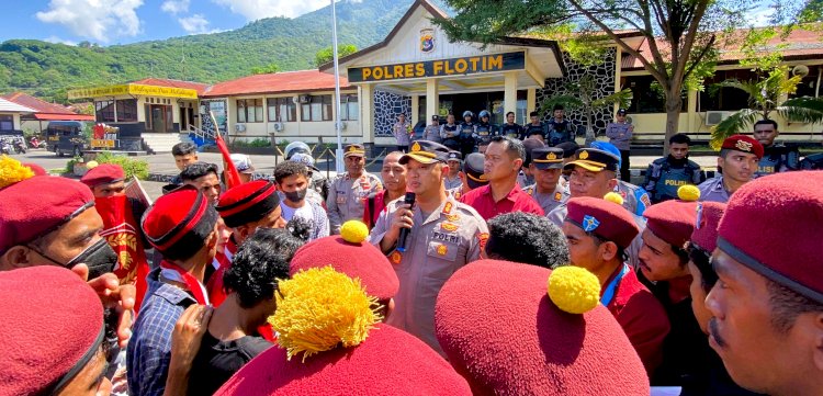 Temui Massa Aksi di Polres, Kapolres Flotim Tegaskan Operasi Pekat Berjalan Sesuai Prosedur