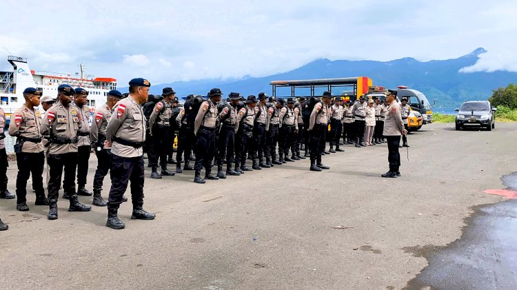 Polri Untuk Masyarakat, Kapolres Flotim Sambut Personil BKO Polda NTT Yang Tiba di Pelabuhan Very Waibalun Flores Timur