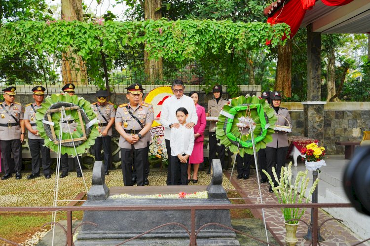 Jelang Hari Bhayangkara, Kapolri Ziarah ke Makam BJ Habibie hingga Hoegeng  