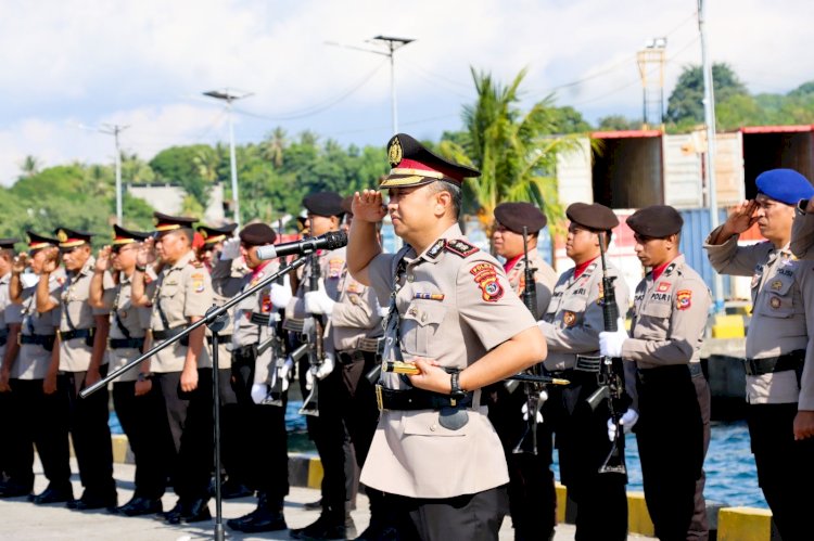 Kapolres Flotim Pimpin Upacara Tabur Bunga di Pelabuhan Laut Larantuka Peringati Hari Bhayangkara ke-79