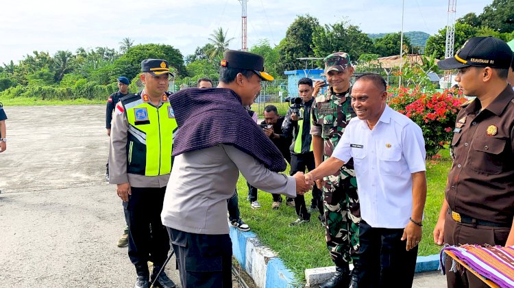 Kapolda NTT Irjen Pol. Rudi Darmoko Kunjungi Polres Flotim, Disambut Hangat Forkopimda di Bandara Gewayantana