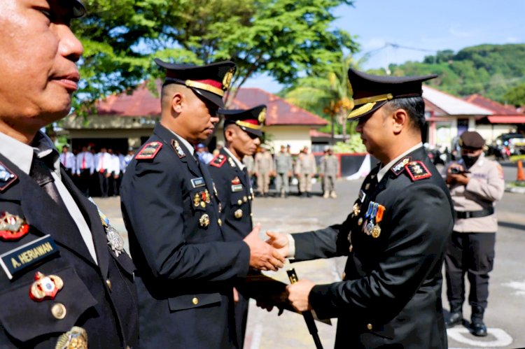 Apresiasi di Hari Bhayangkara: Kapolres Flotim Beri Penghargaan kepada 30 Personel Berprestasi di Hari Bhayangkara ke-79