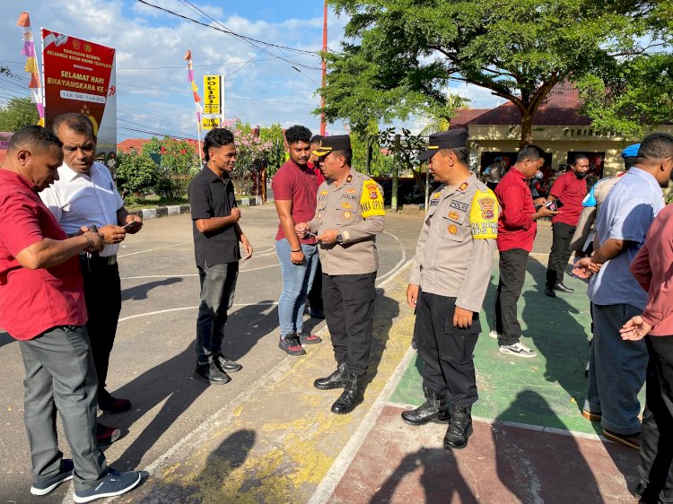 Propam Polres Flotim Periksa Sikap Tampang dan Administrasi Anggota Usai Apel Pagi