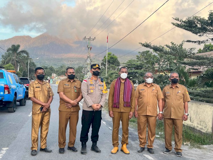 Kapolres Flotim Turut Dampingi Wakil Gubernur NTT Tinjau Pengungsi dan Lokasi Terdampak Erupsi Gunung Lewotobi Laki-laki