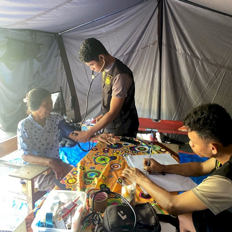 31 Pengungsi Terlayani, Personel Polres Flotim dan Biddokkes Polda NTT Berikan Pelayanan Kesehatan bagi Pengungsi Erupsi Gunung Lewotobi