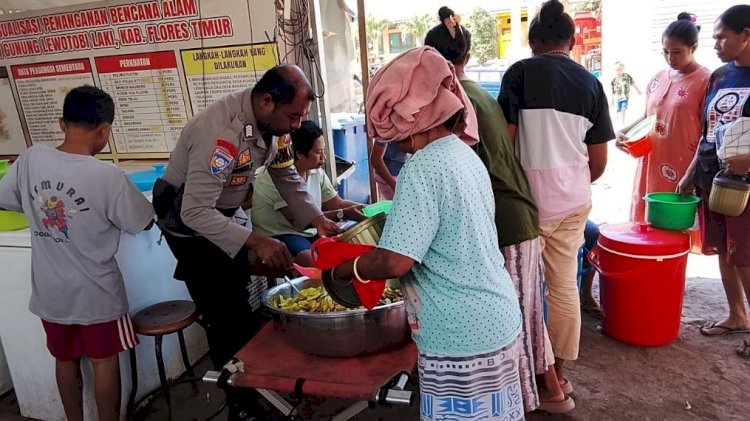 Polres Flotim Aktif di Dapur Umum: Bantu Pengungsi Lewotobi Lewat Aksi Kemanusiaan