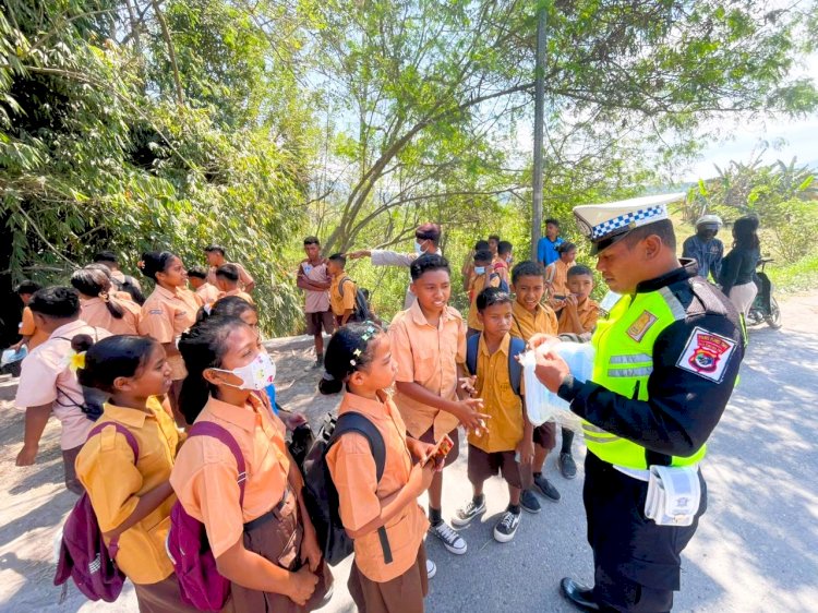 Patroli Kemanusiaan: Personel Polres Flotim Bagikan Masker ke Pelajar di Wulanggitang