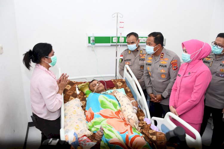 Kapolda NTT Tunjukkan Kepedulian, Jenguk Anggota Polres TTS yang Alami Laka Saat  Tugas Pengawalan