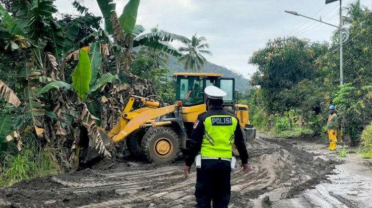 Banjir Lahar Tutup Akses, Polres Flotim-PUPR Bergerak Cepat Pulihkan Jalan Trans Flores