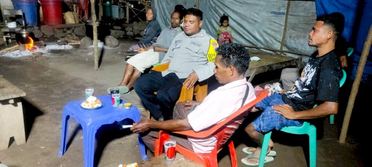 Bhabinkamtibmas Bripka Semarno Sambangi Warga, Sampaikan Imbauan Kamtibmas dan Waspada Erupsi Gunung Lewotobi