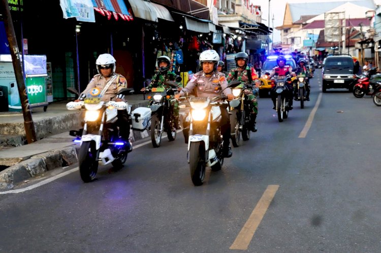 Gelar Patroli Gabungan, TNI-Polri Sisir Kota Larantuka Jaga Situasi Tetap Kondusif