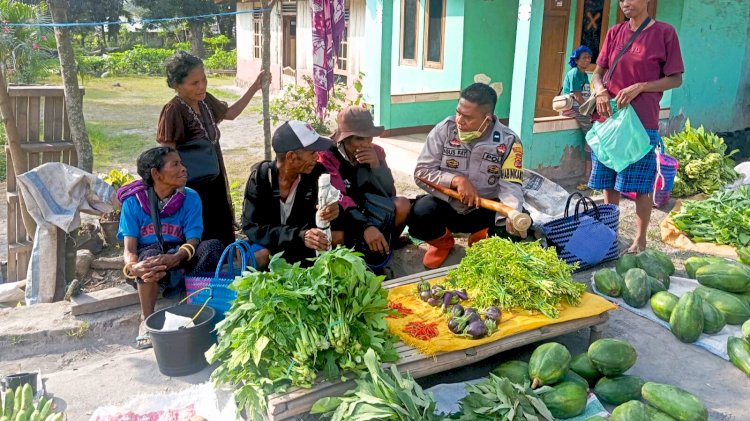 Hadir di Tengah Warga, Bhabinkamtibmas Desa Boru Sapa Pedagang dan Ajak Jaga Keamanan Pasar