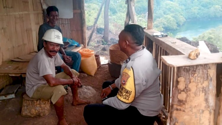 Cegah Hoaks dan TPPO, Bhabinkamtibmas Turun Langsung ke Dusun 01 Mokantarak