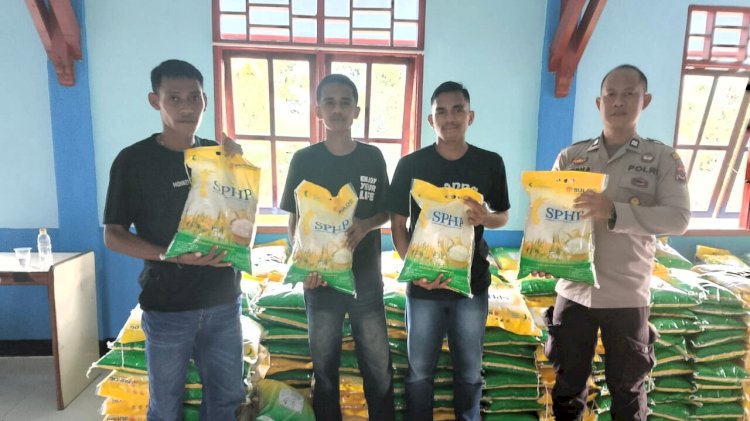 Polres Flotim Kembali Salurkan 5 Ton Beras SPHP di Desa Watowara