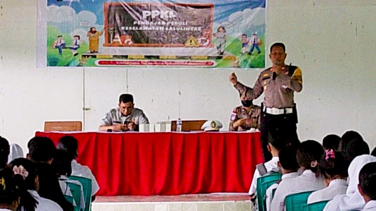 Sat Lantas Polres Flotim dan Jasa Raharja Gelar Sosialisasi Keselamatan Berlalu Lintas di SMAN 1 Larantuka