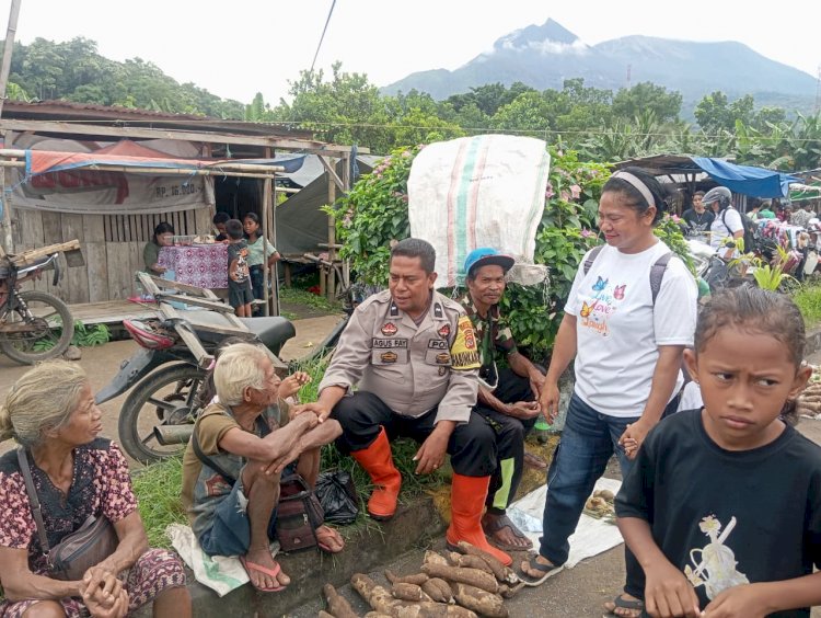 ‎Patroli Pasar Boru, Bhabinkamtibmas Imbau Warga Tertib Jelang Natal dan Tahun Baru