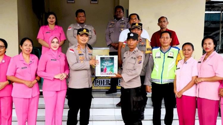 Natal 2025, Kapolres Flotim Keliling Pos Pam Bagikan Bingkisan Natal Untuk Personel Yang Bertugas