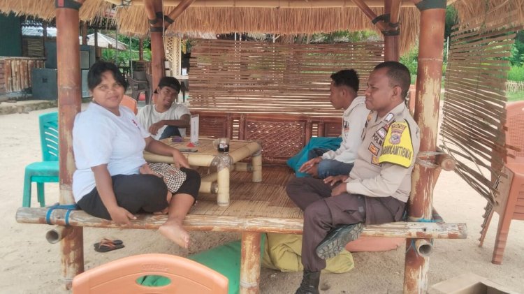 Suasana Liburan Aman, Bhabinkamtibmas Lakukan Patroli Humanis di Alqaqa Beach