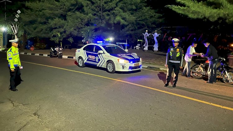 Patroli Lampu Biru Satlantas Polres Flotim Jaga Keamanan Lalu Lintas Kota Larantuka di Malam Akhir Pekan