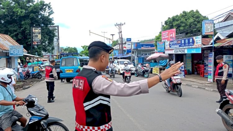 Cegah Premanisme dan Kemacetan, Sat Samapta Polres Flores Timur Turun ke Pasar Inpres