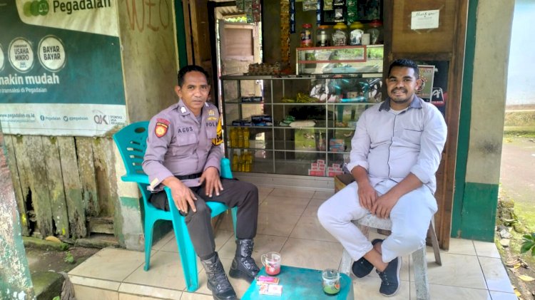 Perkuat Sinergi Desa, Bhabinkamtibmas Aipda Agustinus Sambangi Kades Kewaelaga Lamawato