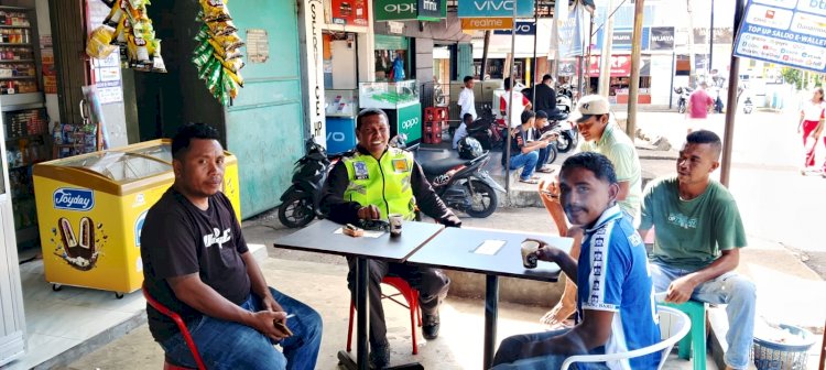 Ngopi Bareng Sopir Angkot, Satlantas Polres Flores Timur Tekankan Tertib Lalu Lintas