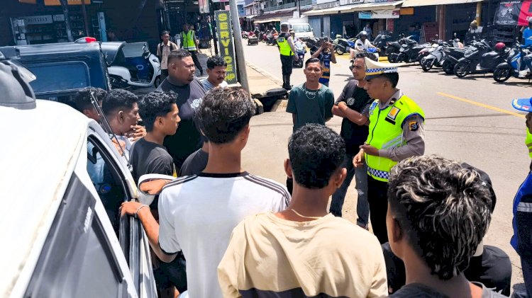 Polantas Menyapa, Satlantas Polres Flotim Sosialisasi Keselamatan ke Sopir Angkot