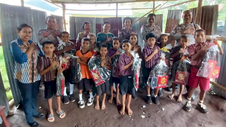 Sentuhan Humanis Polres Flotim, Siswa Sekolah Tertinggal Terima Bantuan Alat Tulis