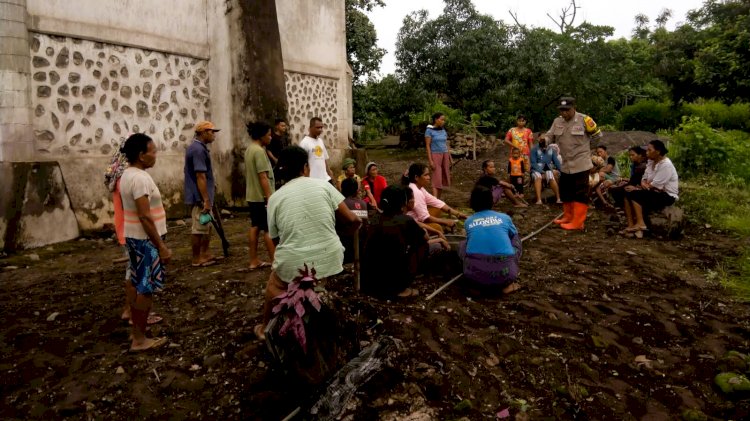 Dari Kerja Bakti ke Edukasi: Sentuhan Humanis Bripka Ipong di Riangrita