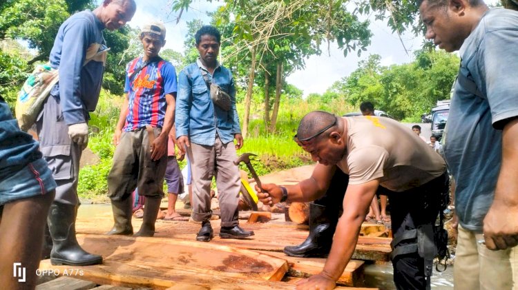 Polisi dan Warga Bersatu, Plat Deker Darurat Bangkitkan Akses Desa