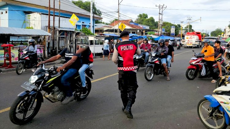 Kehadiran Personel Polres Flotim Bikin Aktivitas Berburu Ta’jil Lebih Aman dan Nyaman