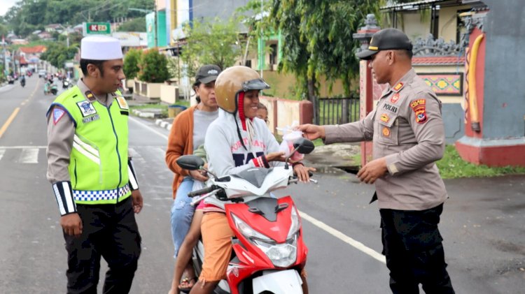 Humanis dan Penuh Makna, Polres Flotim Hadirkan Kepedulian Menjelang Berbuka