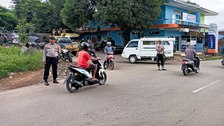 Hadir di Tengah Keramaian, Polsek Adotim Atur Arus Kendaraan di Pusat Ekonomi