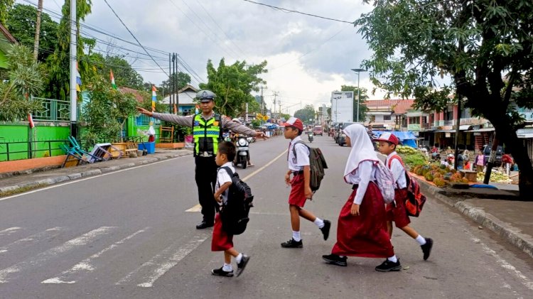 Hadir di Gerbang Sekolah, Sat Lantas Polres Flotim: Keselamatan Jadi Prioritas