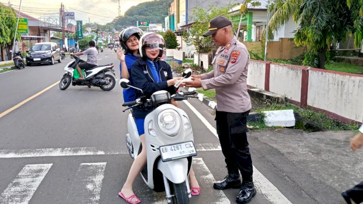 Berbagi Takjil di Depan Mako, Wujud Kepedulian Polres Flotim untuk Sesama