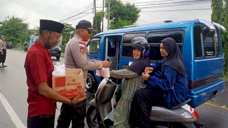 Hangatnya Ramadan, Polres Flotim Bagi Takjil di Depan Mako