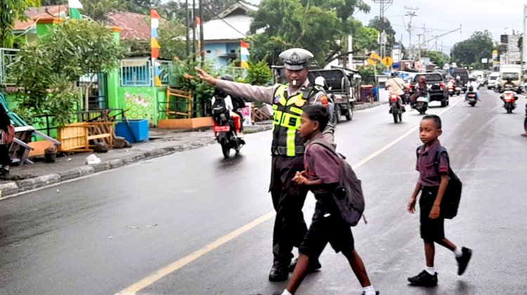 Satlantas Polres Flotim Hadir di Tengah Kesibukan Pagi Kota Larantuka