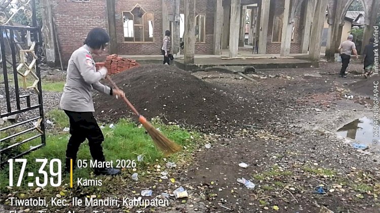 Ciptakan Kenyamanan Ibadah, Personel Polres Flotim Kerja Bakti di Masjid Al–Munawarah