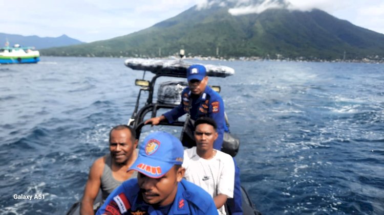 Sigap! Polairud Flotim Evakuasi Nahkoda dan ABK Kapal Tenggelam