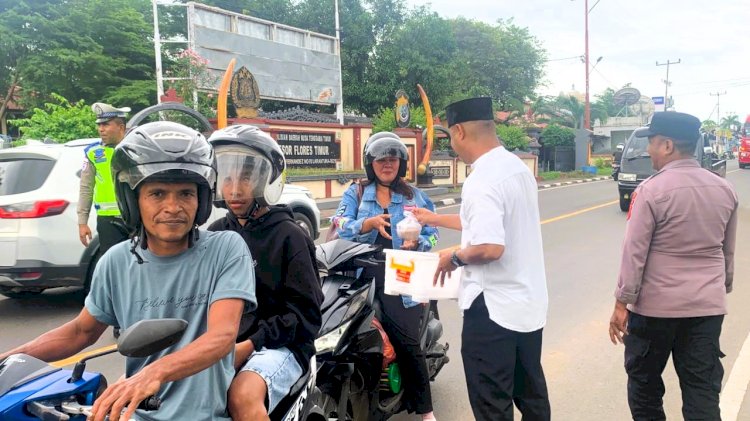 Sore Ramadhan, Polres Flotim Berbagi Takjil di Depan Mako