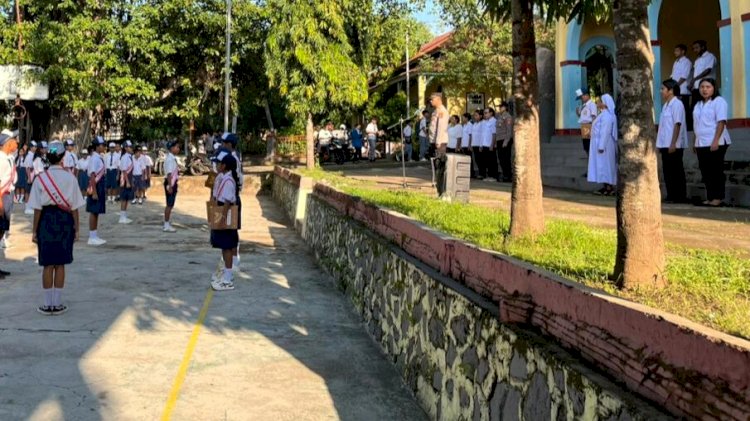 Kasat Binmas dan Kasat Lantas Polres Flotim Jadi Irup di Dua Sekolah Larantuka