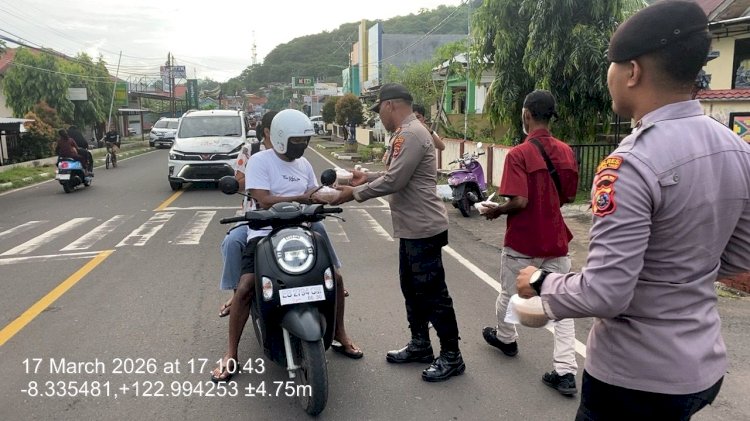 Tebar Kebaikan Ramadan, Polres Flotim Bagikan Takjil di Depan Mako