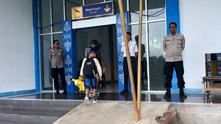 Polri Hadir di Bandara Gewayantana, Penumpang Merasa Lebih Aman