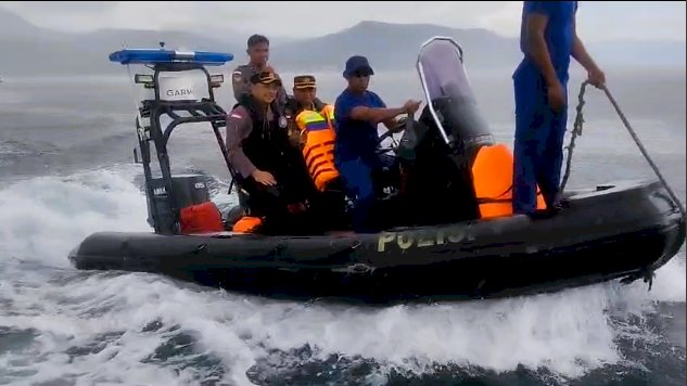 Diguyur Hujan Deras di Laut, Kapolres Flores Timur Tetap Tinjau Pengamanan Semana Santa di Adonara Barat